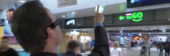 Bir adam tren istasyonunda OrCam MyEye gözlüklerini monte ile işaret